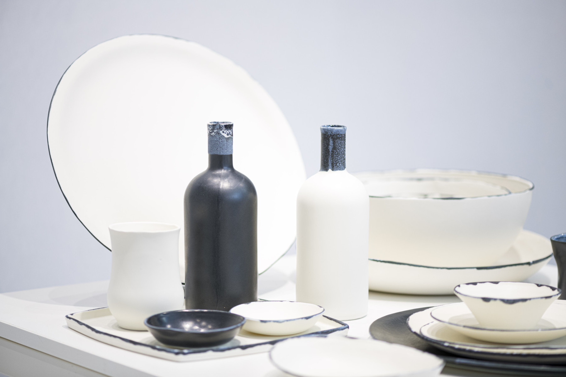 Objets métier d'art art de la table blanc et noir, en porcelaine par Cécile Gasc et exposé sur Maison & Objet
