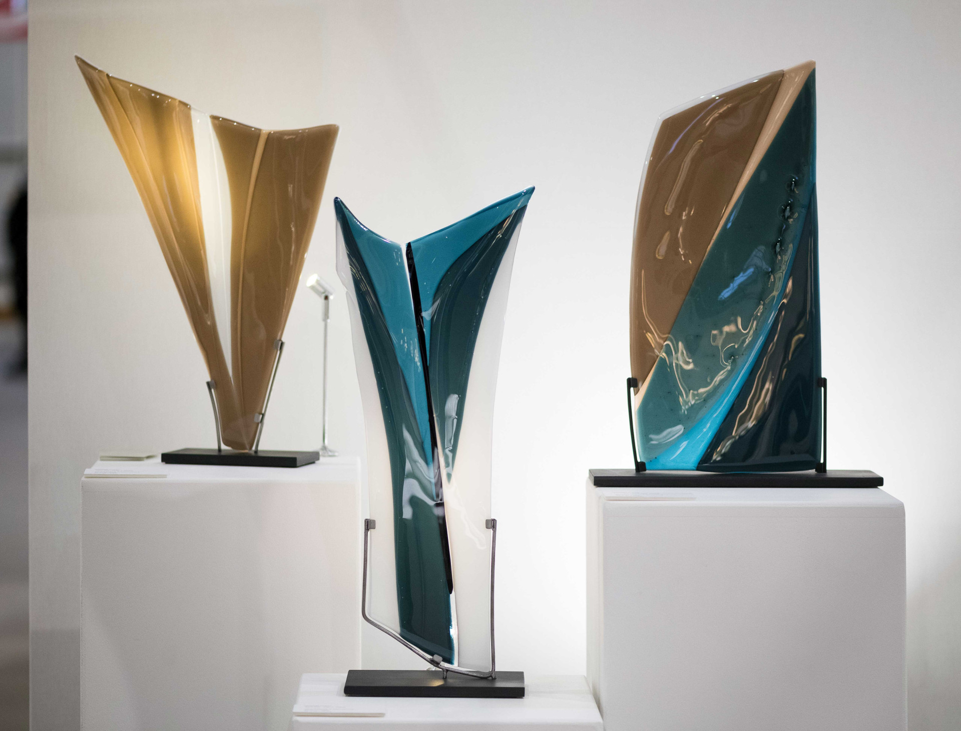 Sculptures en verre fusionnées et thermoformées créées par Christelle Pothier sur le salon Ob'Art Paris en 2023