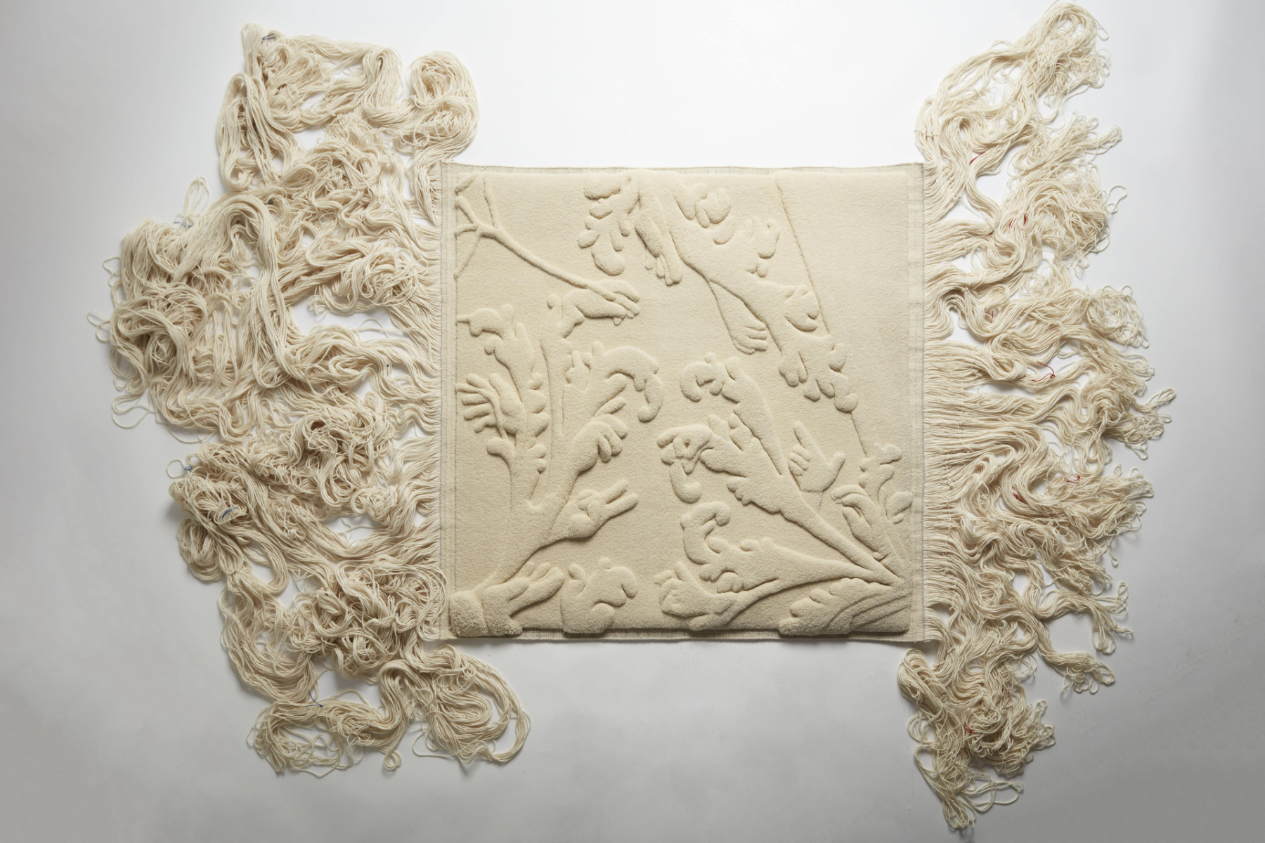 Composition avec de grandes feuilles d’acanthe en motif décoratif. Oeuvre tissée en velours par l'atelier Foont & Romani