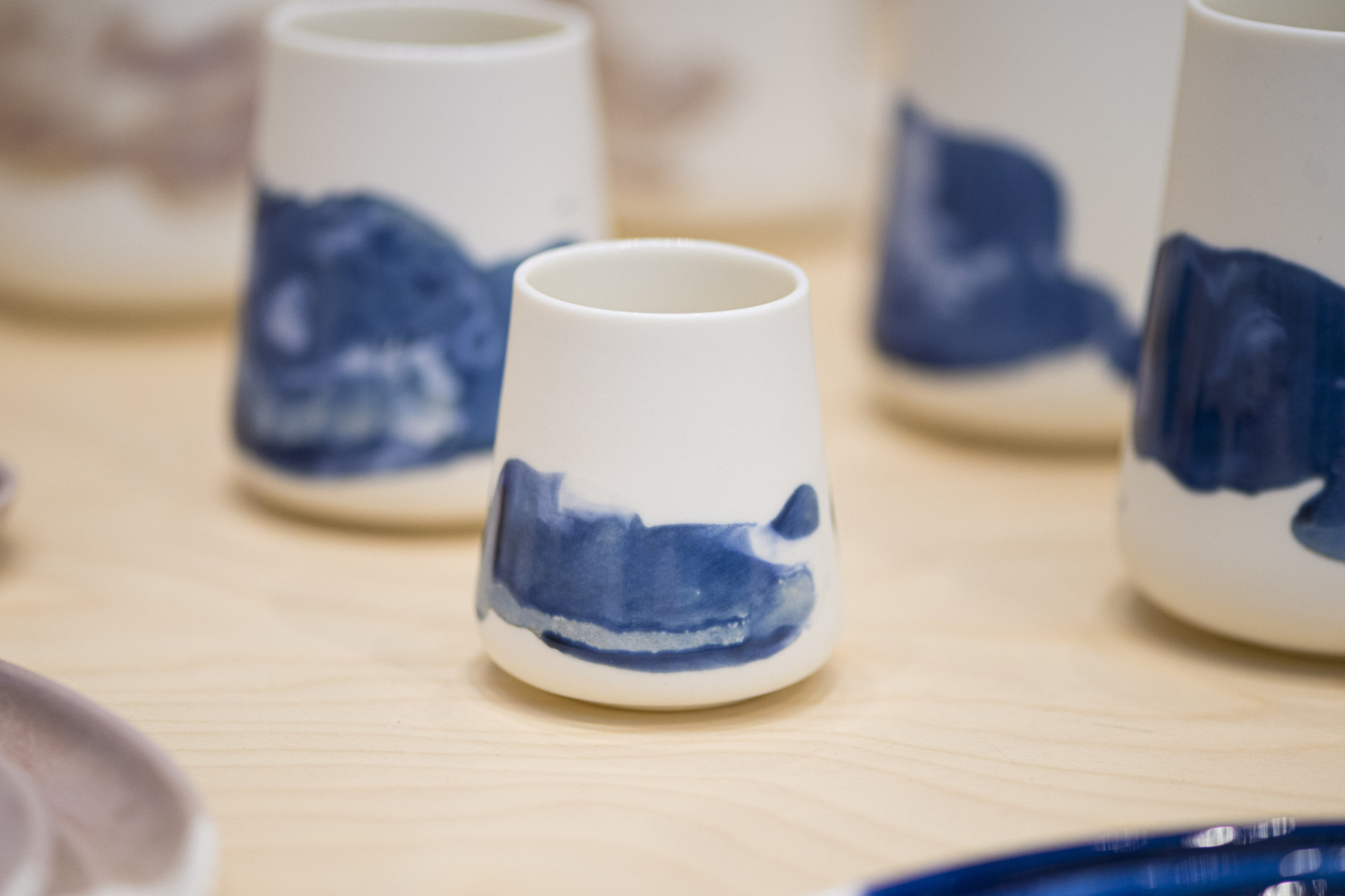 Art de la table - pièce métiers d'art en céramique bleue et blanche de Van Der Werff présentée sur le secteur Craft du salon Maison&Objet