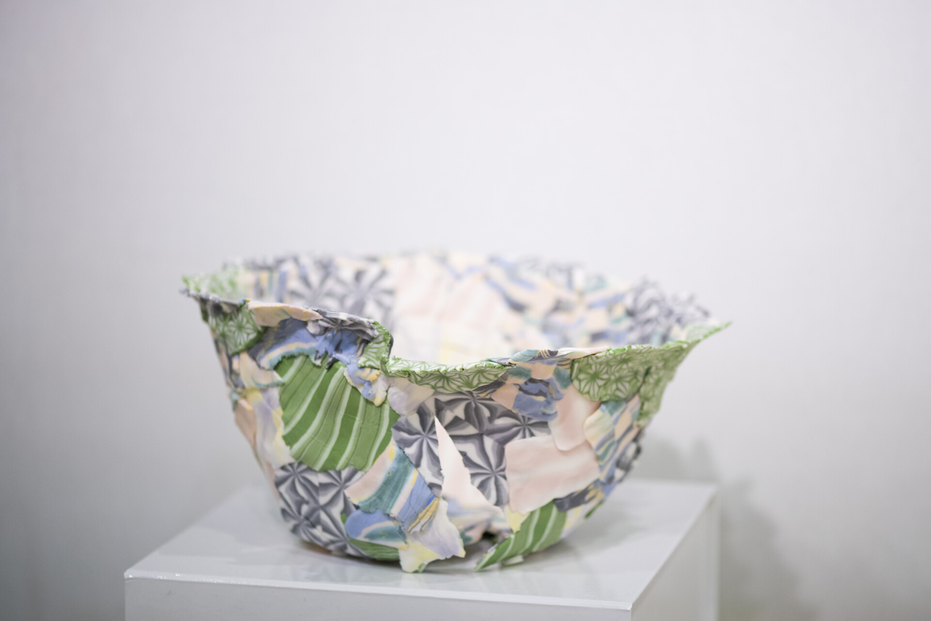 Objet métier d'art motifs teintés dans la masse de la porcelaine par Yulo Kuramatsu, exposé sur le salon Ob'Art Paris 2023