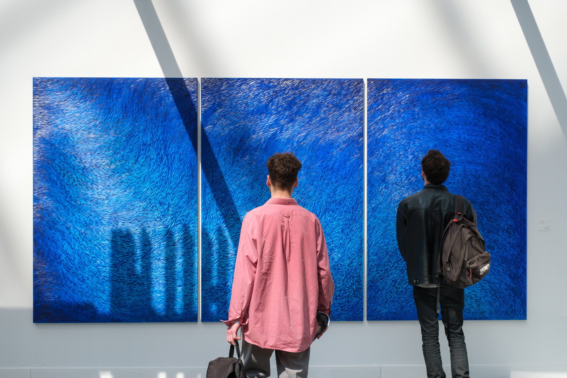 Sculpture murales en plâtre ciselé, puis patiné de couleur bleu créee par Mylène Mai et exposée sur le salon Révélations 2019