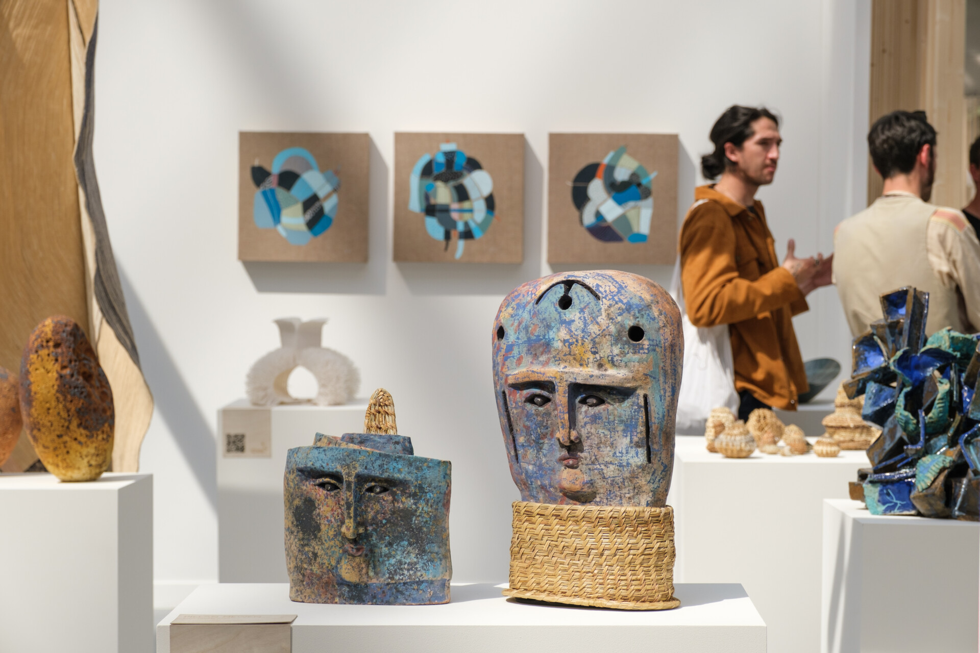 Oeuvres métiers d'art en céramique de Keka Ruiz Tagle présentes sur le Banquet Chili lors du salon Révélations en 2019 au Grand Palais