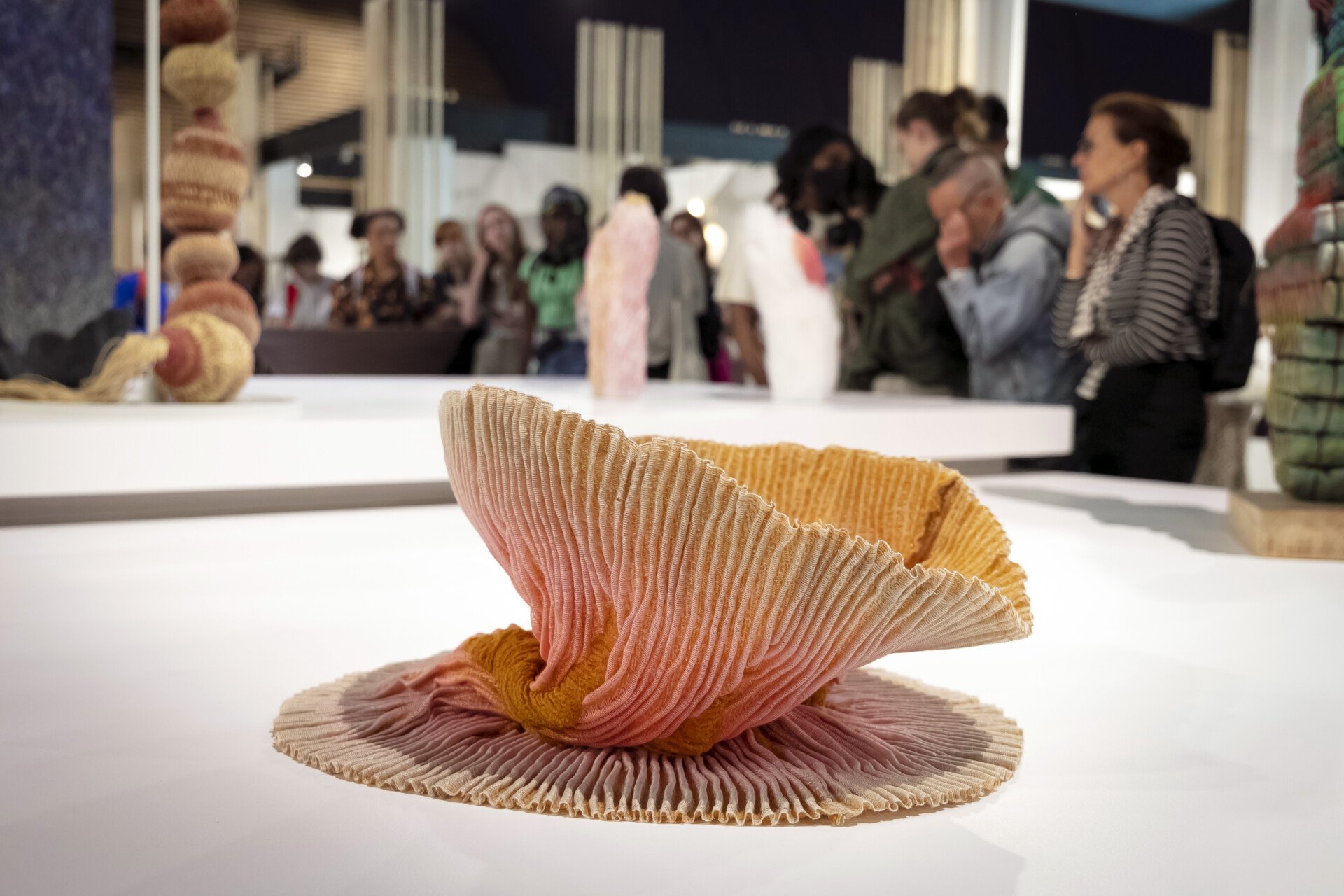 Forme textile sculpturales entièrement tissées par Léonie Burkhardt et présentée sur le Banquet Europe lors du salon Révélations 2023.