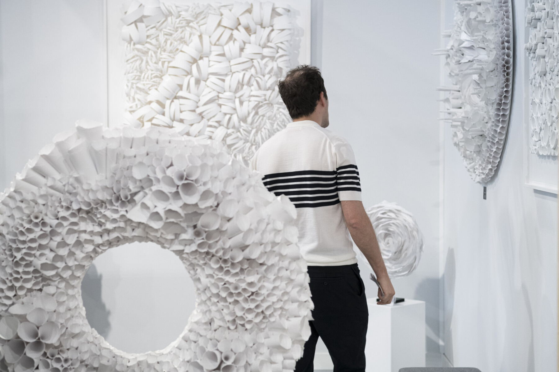 Sculpture en papier de couleur Blanche créée par Véronique Guillou et présentée sur le salon Révélations 2023 au Grand Palais Ephémère
