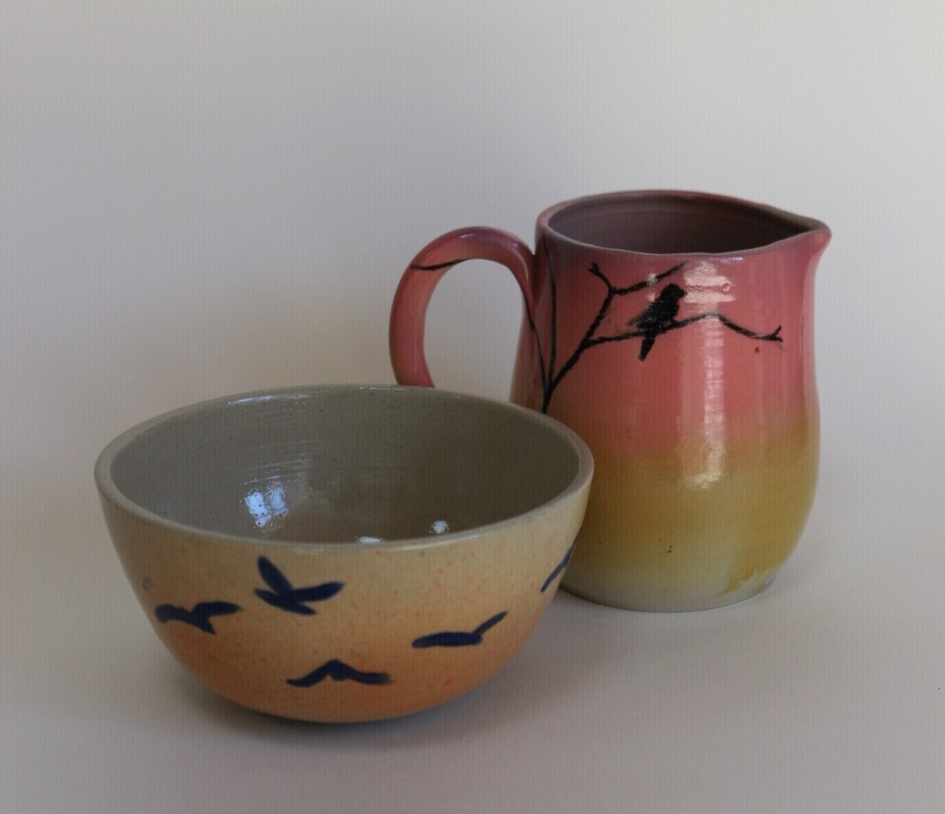 Bols et tasses bleues en céramique par Andrea Mustiga
