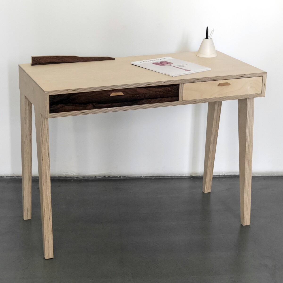 Bureau au design minimaliste et aux lignes épurées d'inspiration scandinave par l'Atelier Mermoz